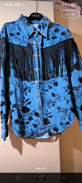 Chaqueta vaquera con flecos y flores