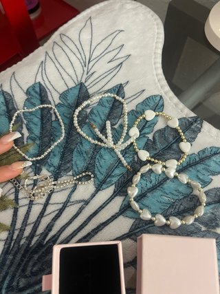 Pulseras nuevas perlas y corazones