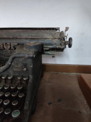 Máquina de escribir Hispano-Olivetti antigua