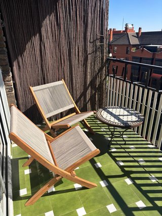 Silla plegable baja de madera y tela