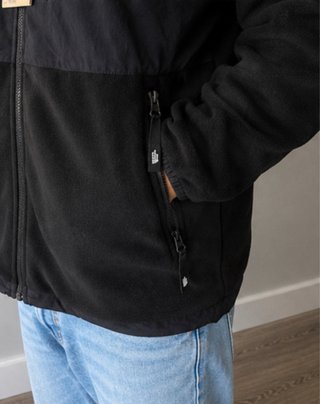 The North Face Denali / Chaqueta negra con capucha