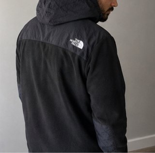The North Face Denali / Chaqueta negra con capucha