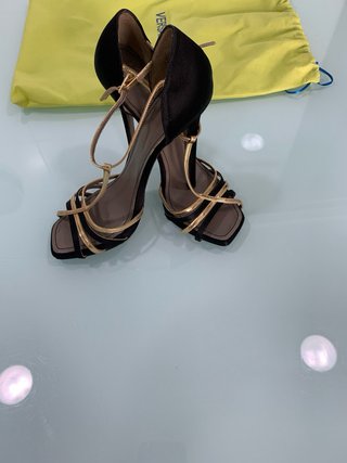 Sandalias Versace Tacón Negro y Dorado