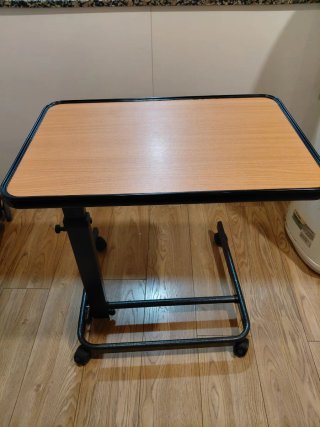 Mesa auxiliar con ruedas