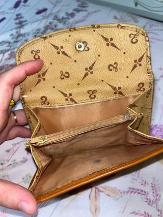 Cartera beige con estampado