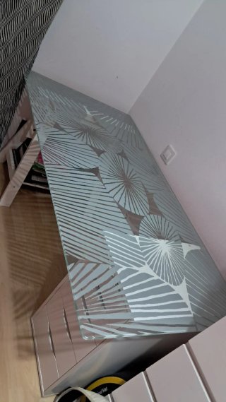 Mesa de cristal Ikea con diseño