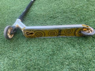 Patinete de saltos Scooter Albott Amarillo