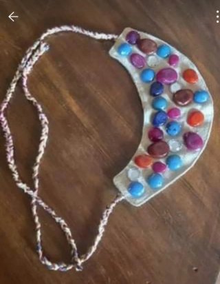 Collana stoffa e pietre colorate