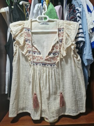 Blusa Pull&Bear beige bordada