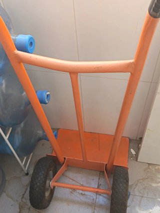 Carretilla naranja para bidones
