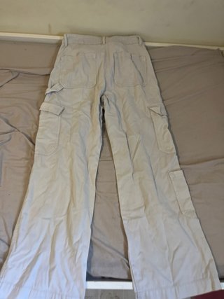 Pantalones cargo beige y verde