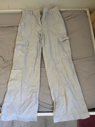 Pantalones cargo beige y verde