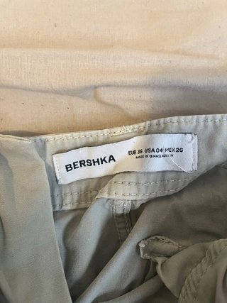 Pantalones cargo beige y verde