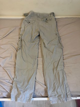 Pantalones cargo beige y verde