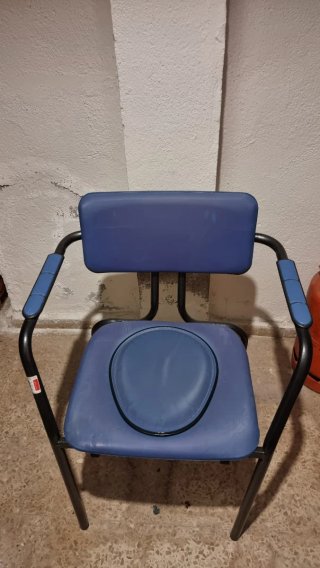 Sillón  de mayores con orinal para usar  si quiere
