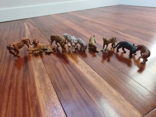 Figuras de felinos de plástico bueno.
