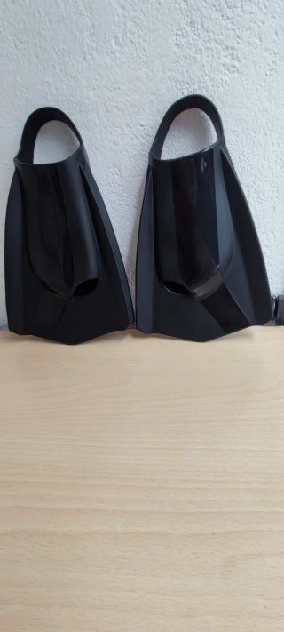 Aletas de natación negras para piscina