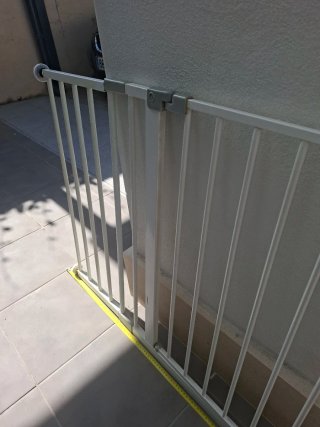 Barrera de seguridad blanca con extensión
