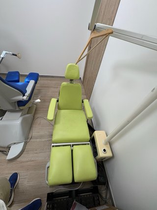 Sillón de podología verde