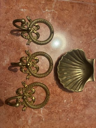 Colgadores bronce y concha decorativa