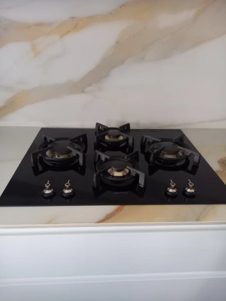 Encimera de gas Smeg 4 fuegos negra.