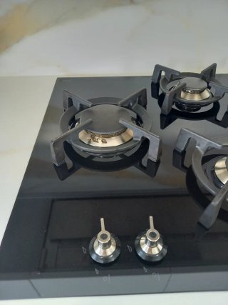 Encimera de gas Smeg 4 fuegos negra.