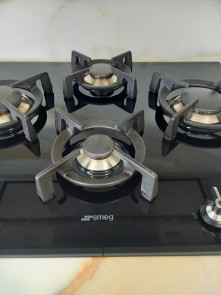 Encimera de gas Smeg 4 fuegos negra.