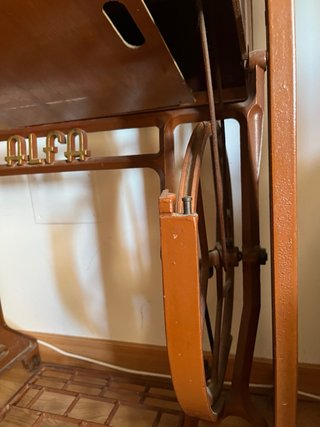 Máquina de coser Alfa Royale antigua con mueble