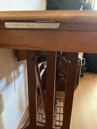 Máquina de coser Alfa Royale antigua con mueble
