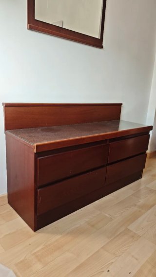 Cómoda de madera marrón