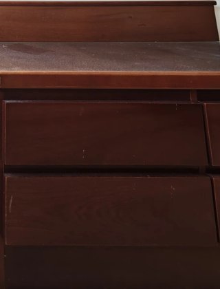 Cómoda de madera marrón