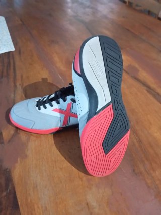 Zapatillas Munich grises, rojas y blancas