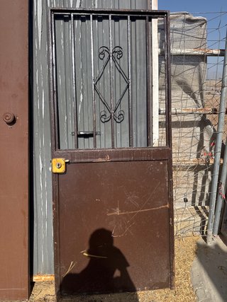Puerta de hierro con reja Le falta el marco
