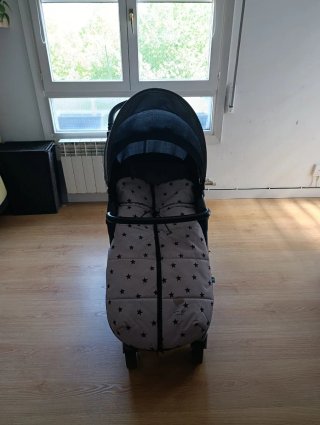 Silla de paseo gris con estrellas