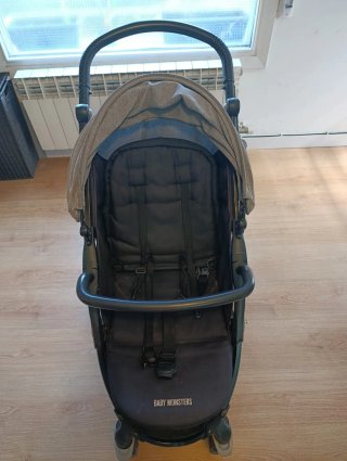 Silla de paseo gris con estrellas