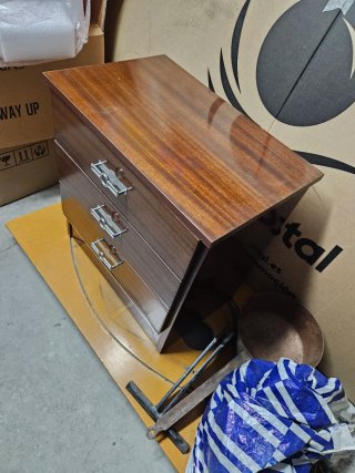 Cajonera de madera marrón