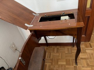 Maquina de ALFA con muebleyauxiliar antigua madera