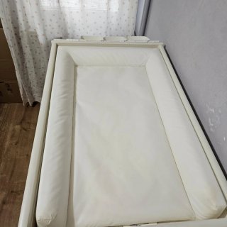 Cambiador de bebé blanco