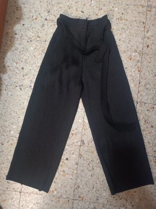 Mono negro de canalé con cinturón