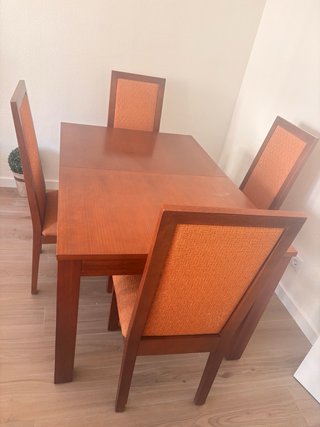 Conjunto comedor madera maciza, mesa extensible.