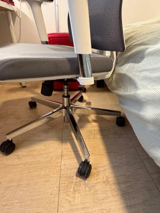 Silla ergonómica HOLLUDLE gris y blanca