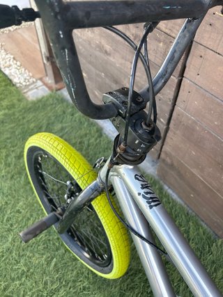 Bicicleta BMX Plata con Llantas Neón, manillar 365