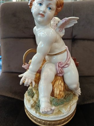 Figura de un  ángel de verano de cerámica