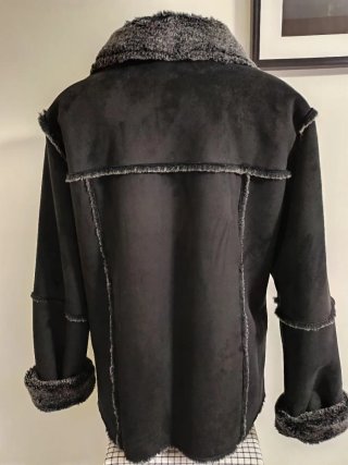 Chaqueta ante mujer negra