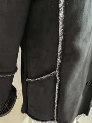 Chaqueta ante mujer negra