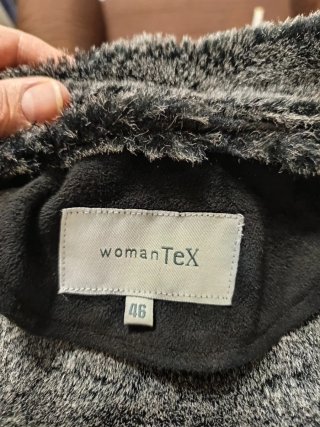 Chaqueta ante mujer negra
