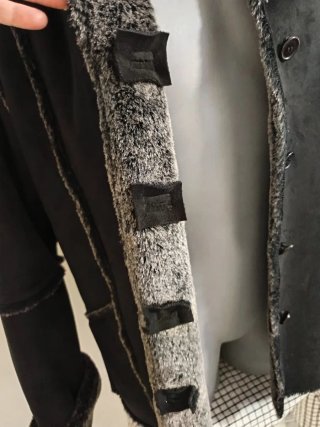 Chaqueta ante mujer negra
