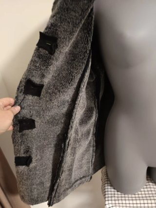 Chaqueta ante mujer negra