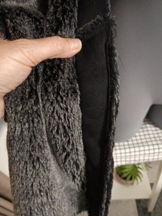 Chaqueta ante mujer negra