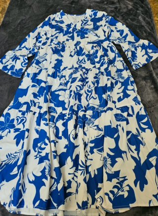 Vestido largo escalonado con estampado floral azul